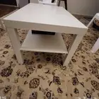 طاولة مع اربع كراسي