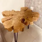 طاولة خشبية