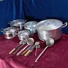 قدور معدن مع مغارف