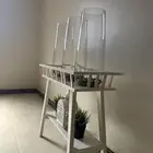 حامله نباتات خشب من ايكيا ومعها فازات زحاج كبيره