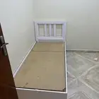 سرير شخص و علاقت ملابس كبيره