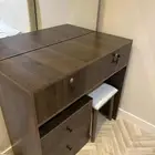 تسريحة بدولاب متحرك صغير وكرسي