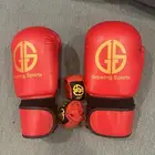 قفازات ملاكمة ونظارات vr