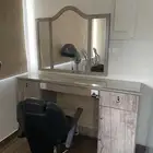 للبيع اثاث صالون حلاقة شبه جديد