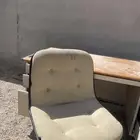 طاوله مكتبيه مع دروجها و كرسي متحرك للبيع