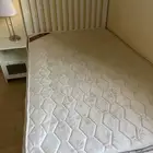 سرير نفر مع طراحه
