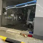 باب محل زجاج