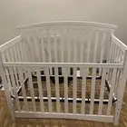 سرير اطفال لون ابيض مستعمل نظيف جدا