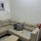 كنب صاله كامل نظيف مع طاوله كبيره و 4 خدمه