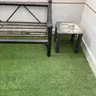 3 كراسي و 2 طاولتين نضيفات خليات من العيوب