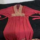 فستان احمر مناسب للأمهات