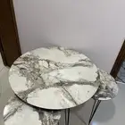 طاوله مع طاولات خدمه