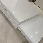 طاولة تصميم عصري باللون الابيض