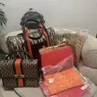شنط بعضها جديد بعضها مستخدمه بس نظيفه وجديده
