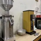 للبيع محل مكسرات ومحمصة بمعداته و ادواته