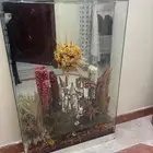 كنبات وستاير ولوحات وفرشه وصندوق مصالي ومنظر زجاجي