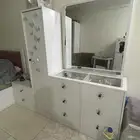 غرفه النوم 5قطع سرير و دولاب تسريحه و اثنين كومدينا نظيف