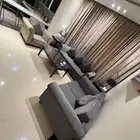 اثاث وسراير وشاشات تلفزيون وكوميدينات ودواليب