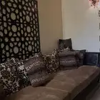 كنب مكون من ثلاث قطع نفس اللي بصوره بالاضافه للطاوله