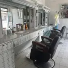 للبيع المستعجل صالون حلاقه بكامل اغراضه