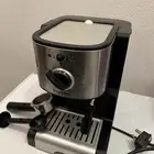 الة قهوه نظيفة بكامل ادواتها