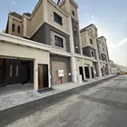 للبيع شقق ارضيه بحوش بموقع مميز ومكتمل الخدمات شرق الخميس