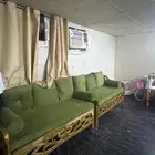 كنب خشب بلون زيتي