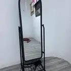 المرايه للبيع نظيفه ولا فيها كسور ولا شي