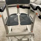 كرسي جديد للبيع من النوع الممتاز لكبار السن جديد