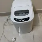 صانعة ثلج بحالة ممتازه مع الطاولة