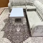 للبيع كنب صالة مع طاولة كلها باقي جديدة للاستخدام