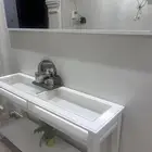 مدخل مع مزايا وطاولات خدمه