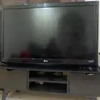 شاشة تلفاز مستخدمه نظيفة مع الطاولة