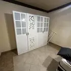 غرفه نوم سرير و دولاب