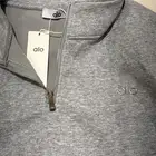 هودي نسائي من براند Alo yoga