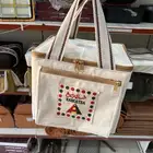 عزبة شاي مع تطريز شاي الربيع