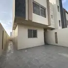 للبيع دور ارضي بحوش مدخل سيارة 6غرف وصاله ابها -المحاله