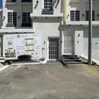 للبيع شقه دور ارضى بحوش وبايكة سياره موقع مميز شرق الخميس