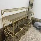 طاولة ضيافة مع الخدمه