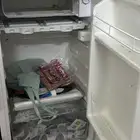 ثلاجة وسط وثلاجة صغيرة