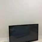 شاشة LG مع ريموتها مع حهاز شاومي للأفلام والمسلسلات