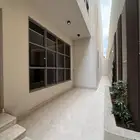 دور أرضي للبيع بحوش وضيافة خارجية قريب من نادي ضمك وباحص