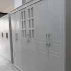 دواليب الملابس مستعملة نظيفة في غرف نوم
