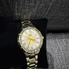 ساعة فيها فصوص الماس  للبيع ب350