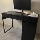 مكتب نظيف من ايكيا تصلح لكل شي