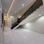 للبيع روف علوي بدرج داخلي وخارجي بحى الراقي بخميس مشيط