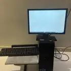 كمبيوتر مكتبي معه كيبورد والماوس