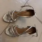 للبيع احذيه وفساتين