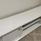 طاولة بيضاء