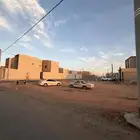 ارض على 3 شوارع